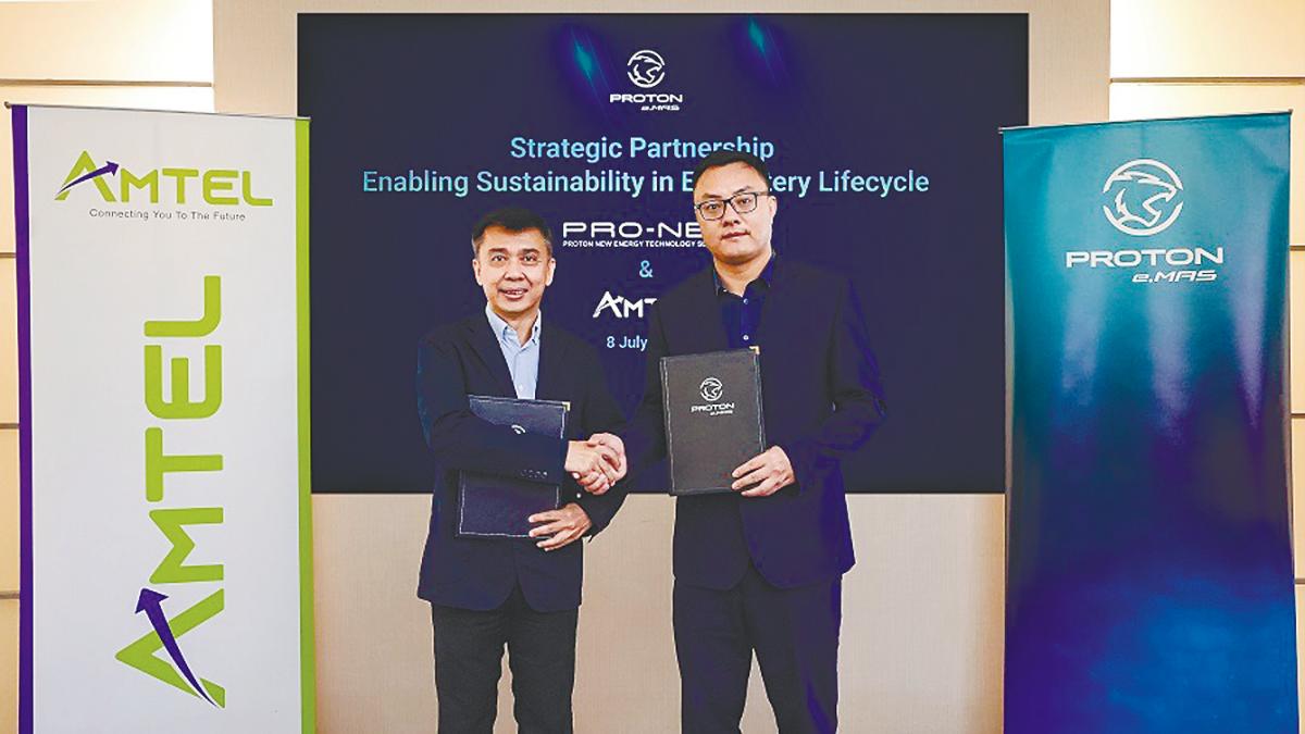 Lim (left) and Zhang during the MoU event.
