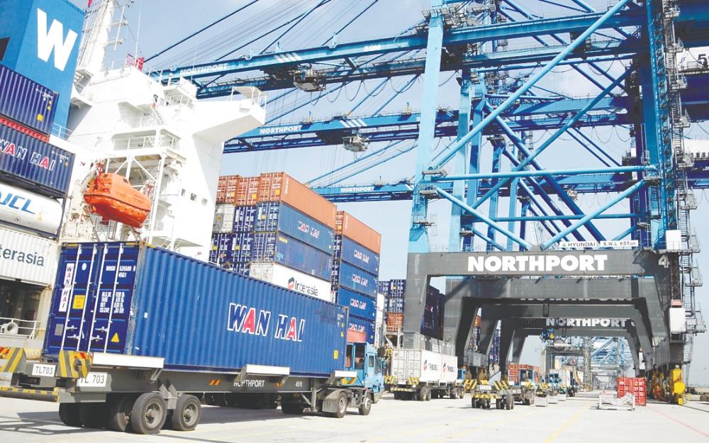 Block K raises Northport’s total container yard capacity to 6,150,250 TEUs annually, supported by eco- friendly E-RTG cranes. – BERNAMAPIX