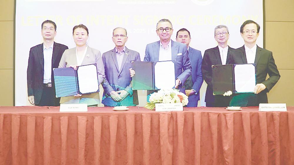 Wan Rosdy (third from left), together with Mohamad Nizar (third from right) and Lim (second from right), at the signing ceremony.
