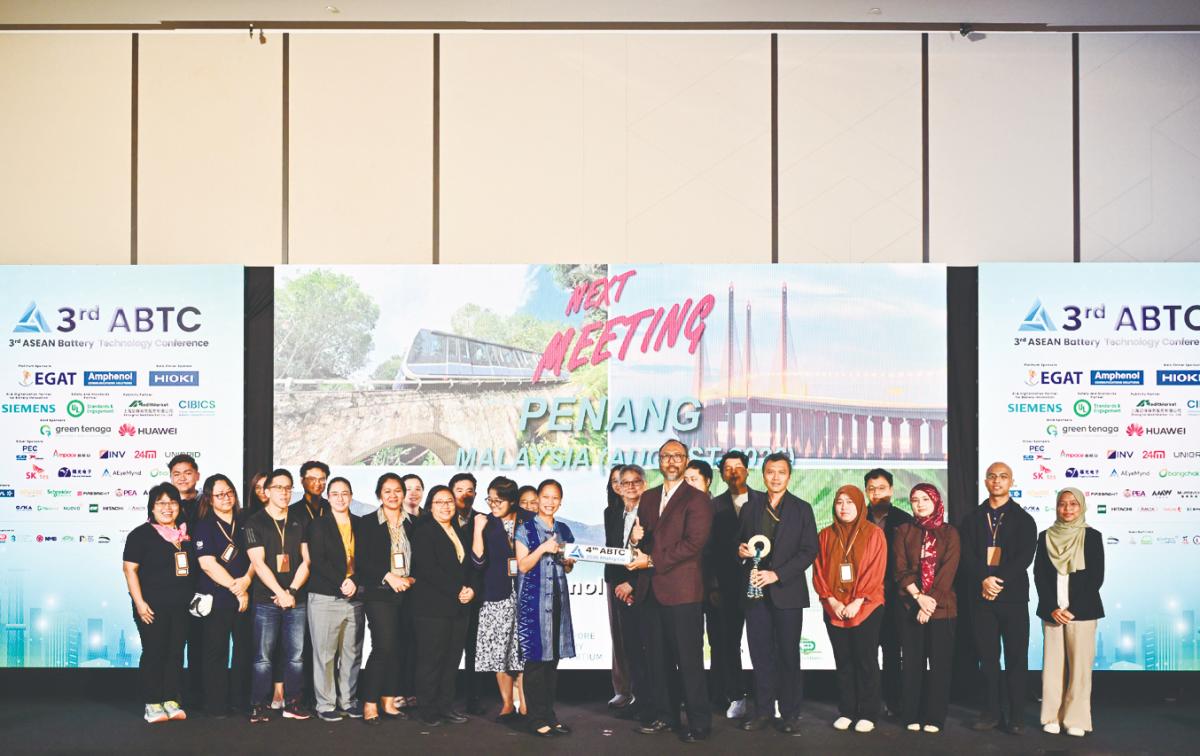 Closing ceremony: Limthongkul, together with her ABTC 2025 team, formally hand over the ABTC time capsule to Rezal Khairi and the ABTC 2026 team.
