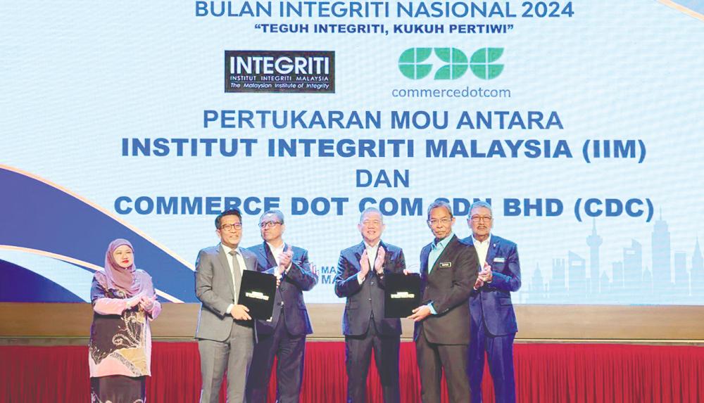 From left: Auditor-General Datuk Wan Suraya Wan Mohd Radzi, Muzafar Kamal, Shamsul Azri, Fadillah, Institute of Integrity Malaysia CEO Rahman Mohd Din, and Public Service Malaysia Director-General Tan Sri Wan Ahmad Dahlan Abdul Aziz at the MoU ceremony.