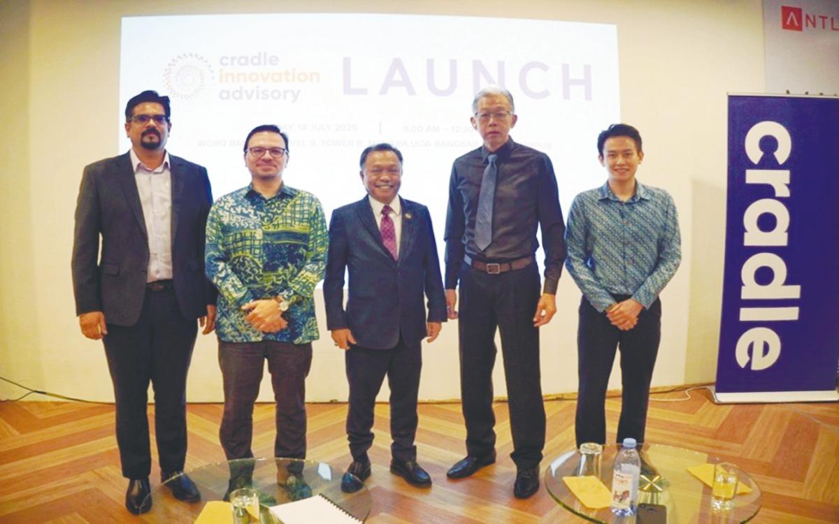 From left: Cradle vice-president of Super PMO and special projects Harmender Singh, Vanhaecke, Mohammad Yusof, Cradle chairman P’ng Soo Hong, chairman of Cradle and Cradle Innovation Advisory and Cradle special projects head Jae Shaun Tong. – Mosti pic/Bernama