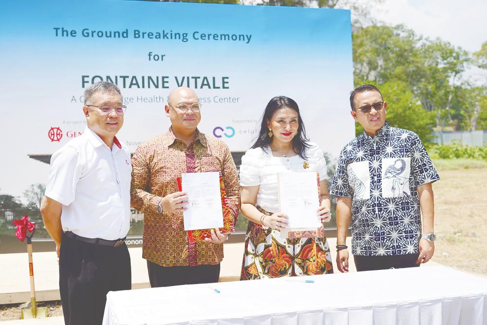 Signing of minutes of land handover by PT Astana Bangun Sejahtera president Bonny Harry (second from left) and PT Hotel Indonesia Natour president director Christine Hutabarat (second from right), witnessed by Tan (left) and PT Aviasi Pariwisata Indonesia (Persero) SDM and digital director Herdy Harman.