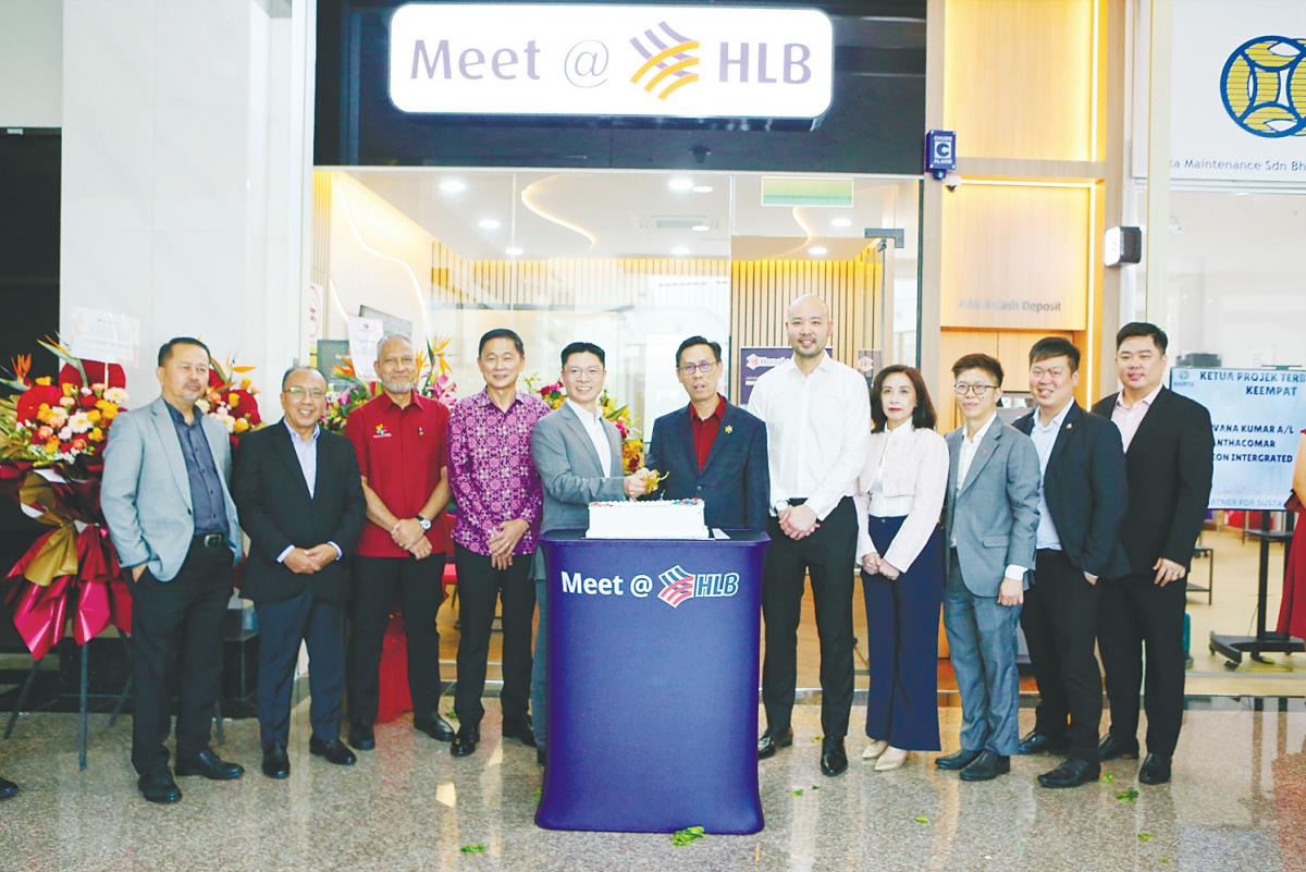 HLB commercial Banking head Ivan Liew (5th from left) and KTPC Group CEO Datuk Mohd Sahil Zabidi (6th from right) officiating the launch of the Meet @ HLB community branch at Kulim Hi-Tech Park.