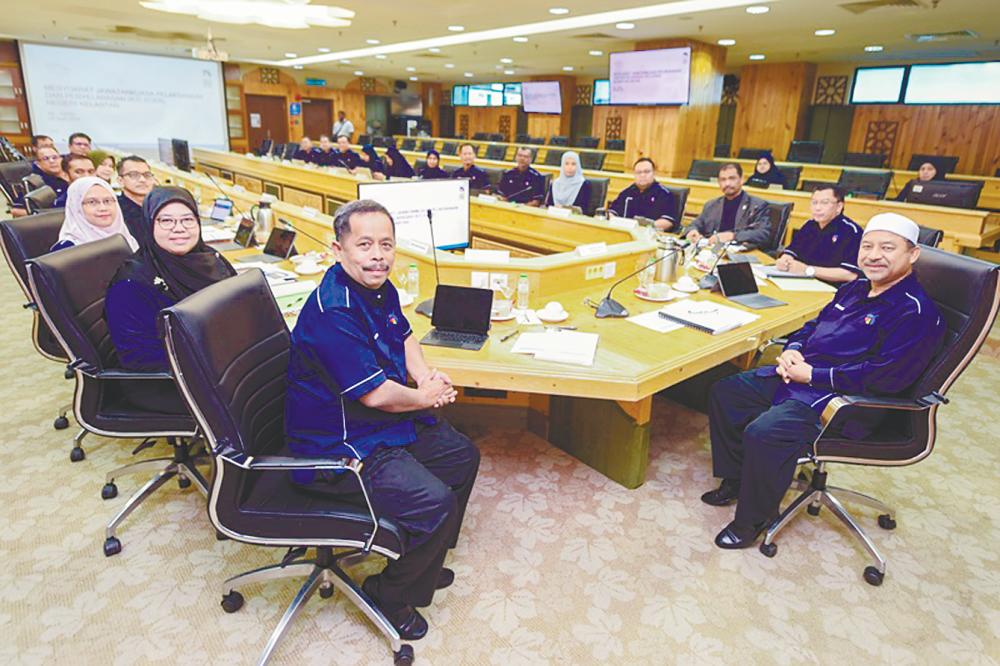 Kelantan Menteri Besar Mohd Nassuruddin Daud (far right) with ECER Implementation Coordination Committee (ICC) members at the ICC Kelantan meeting held recently.