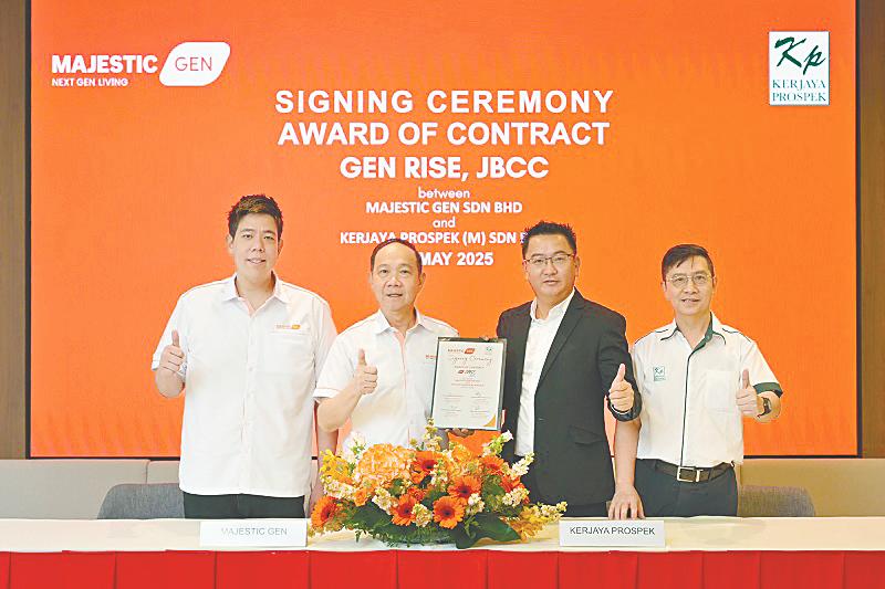 From left: Majestic Gen Sdn Bhd executive director Ta Wee Dher, Hoo, Tee and Kerjaya Prospek (M) Sdn Bhd senior contract manager Chia Sow Teck.