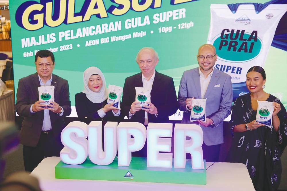 From Left: MSM Group COO Hasni Ahmad, Koperasi Permodalan Felda Group CEO Sakinah Salleh, Syed Feizal, Aeon BiG (M) Sdn Bhd managing director Sheik Farouk Sheik Mohamed, and Nabila Huda during the launch.