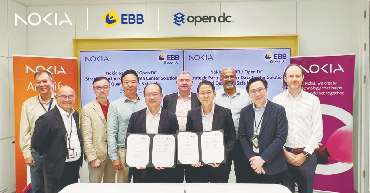 Weng Yew (left) and Kent at the contract agreement signing ceremony.