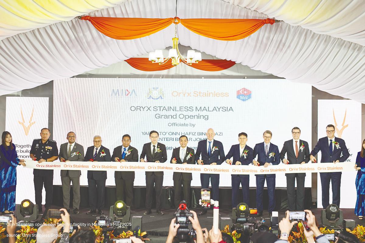 From left: Seri Alam district police chief ACP Mohd Sohaimi Ishak, Mida Johor director Mohamad Reduan Mohamad Zabri, Iskandar Regional Development Authority chief executive Datuk Mohamad Noorazam Osman, Johor State Legislative Assemblyman for Tiram Azizul Bachok, Johor Investment, Trade, Consumer Affairs and Human Resource Committee chairman Lee Ting Han, Onn Hafiz, Pawlowski, Posco Stainless Steel purchase group leader Jong Min Lee, Kammer, Oryx Stainless Group CFO Roland Mauss and Oryx Stainless Malaysia CEO Marthijn Smit at the opening ceremony.