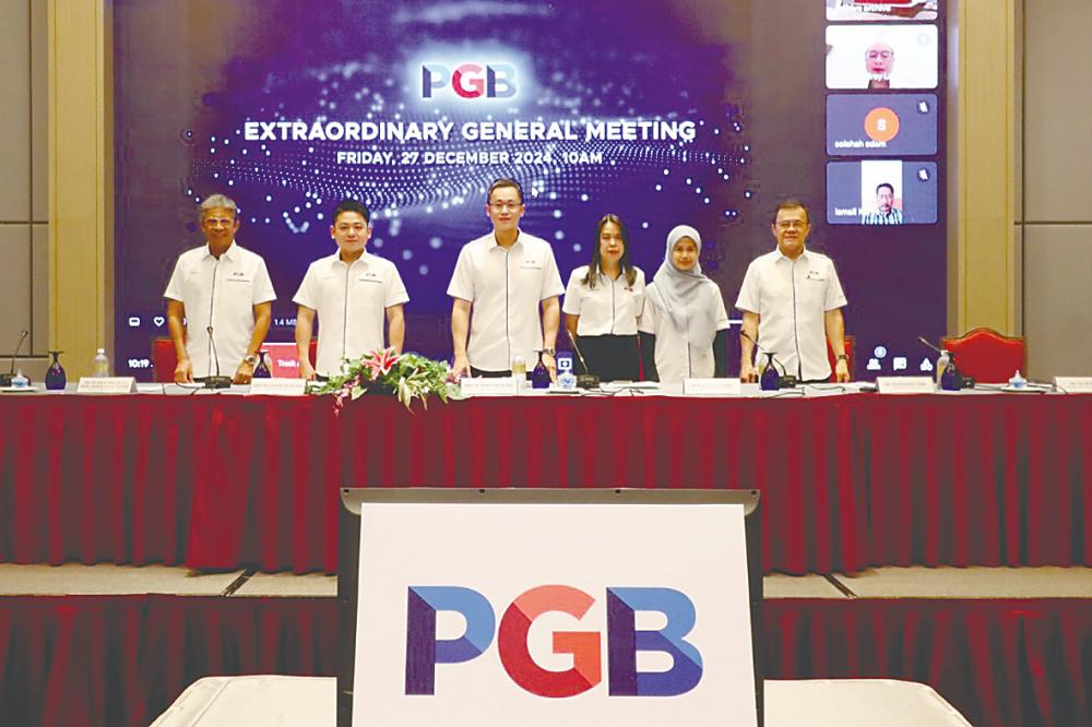 From left: Independent non-executive director Tan Sri Mohd Shukor Mahfar, group executive director Datuk Seri Godwin Tan Pei Poh, Edwin Tan, executive director Leong Siew Foong, company secretary Solehah Adam and senior independent non-executive director Tee Boon Hin after Paragon Globe’s EGM in Johor Bahru on Friday.