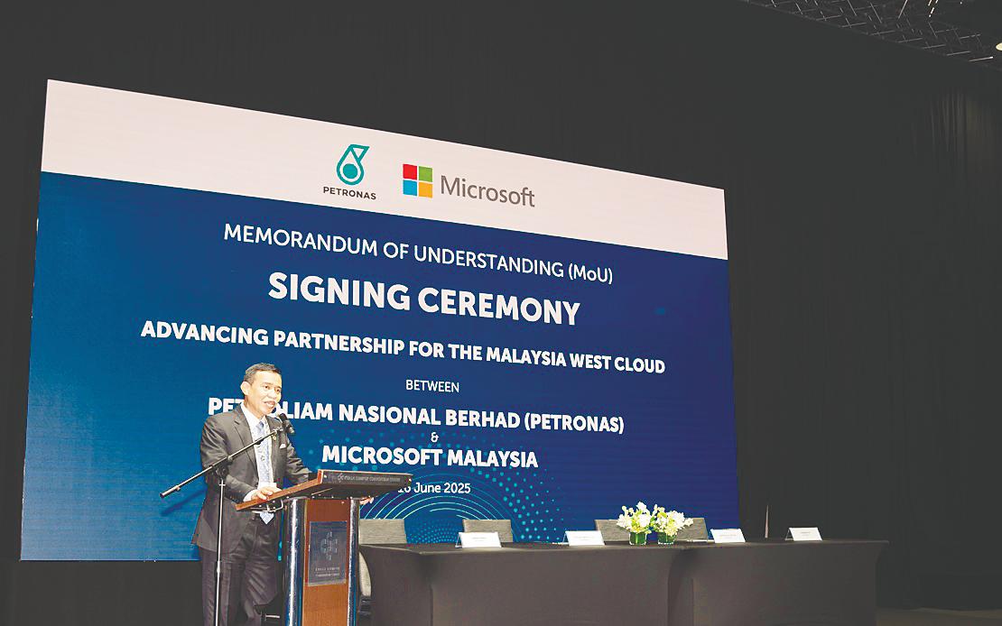 Mohd Yusri delivering his opening remarks at the MoU signing ceremony.