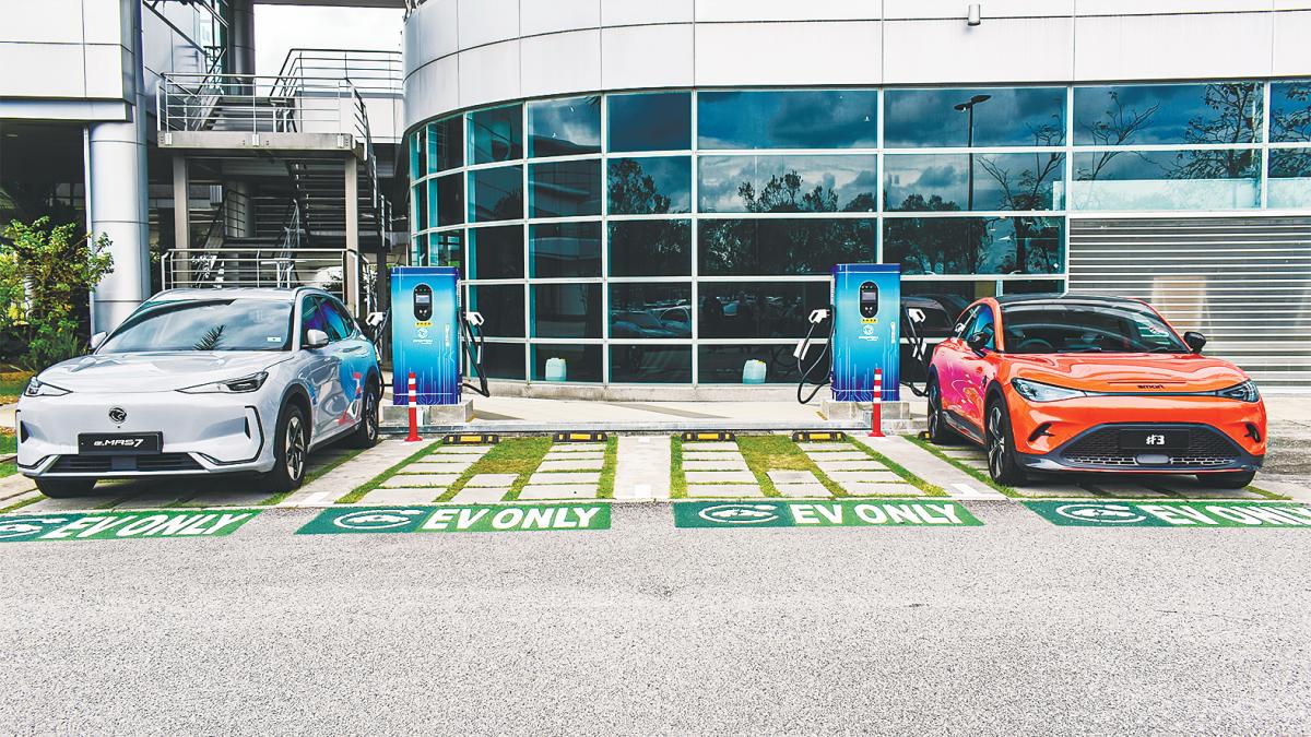 The hub is equipped with two DC chargers and four charging bays, delivering a combined station output power 120kW and allowing four EVs to charge at once.