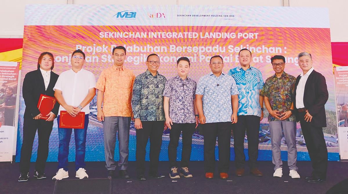 Amirudin (fourth, right), Saipolyazan (third, right), state exco members and representatives from Sekinchan Development Holdings at the launch of the Sekinchan Integrated Landing Port project.