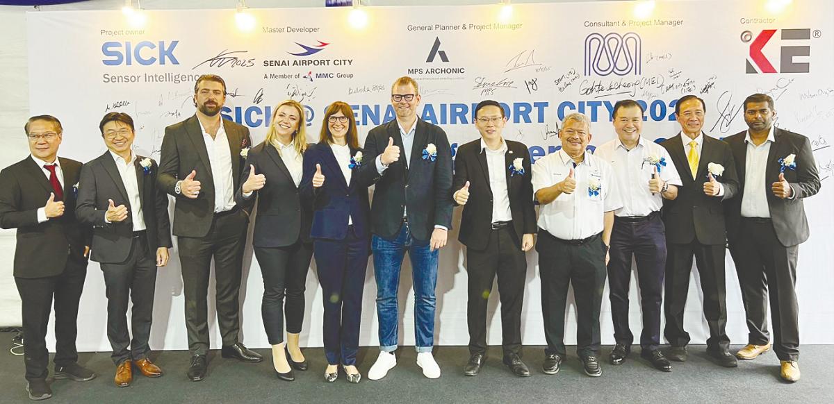 Johor State Executive Council member for investment, trade and consumer affairs Lee Ting Han (seventh from left) SICK supervisory board member and major shareholder Sebastian Glaser (sixth from left), MMC Corporation Bhd group managing director Tan Sri Che Khalib Mohamad Noh (eighth from left) and Gan at the groundbreaking ceremony.