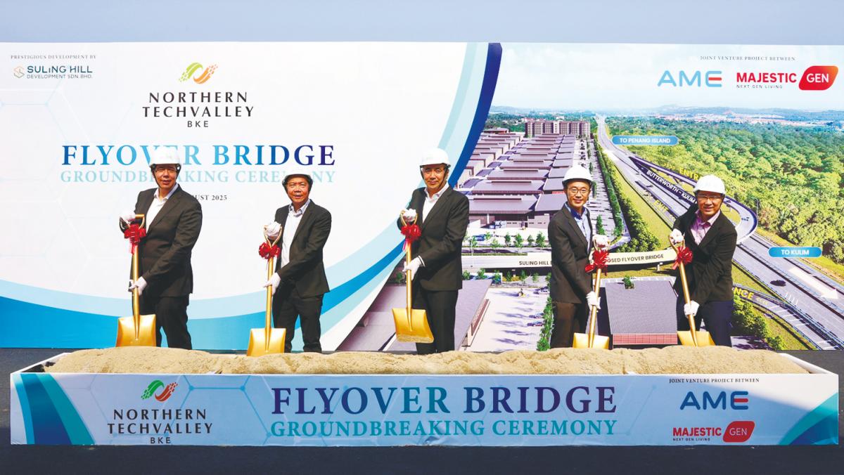 From left: Suling Hill Development directors Ta Wee Dher and Datuk Hoo Kim See, H’ng, Tan and Suling Hill Development director Vincen Lim Khai Wen at the groundbreaking ceremony.