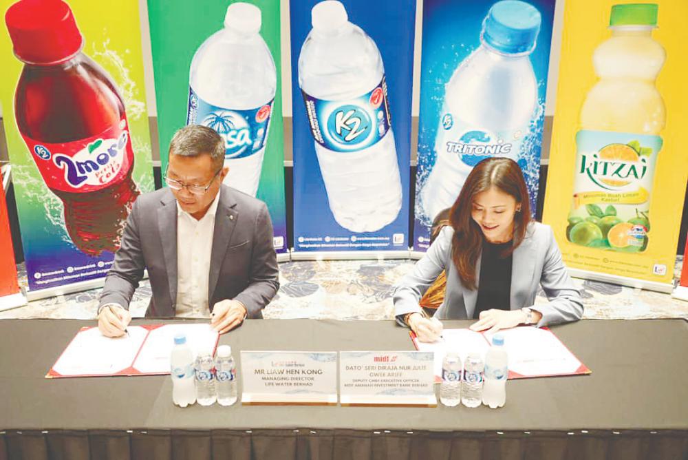 Liaw and Nur Julie during the signing ceremony.