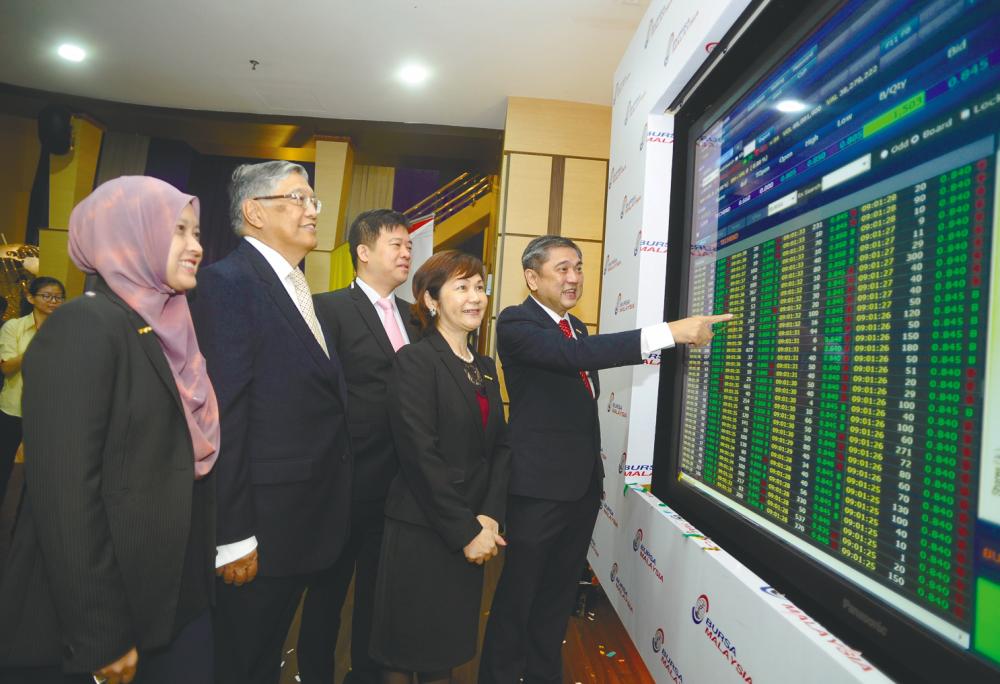 From left: Director Selma Enolil Mustapha Khalil, chairman Datuk Hamzah Mohd Salleh, director Ooi Guan Hoe, executive director Tan Siew Geak and Lee at Techbond Group’s listing ceremony.