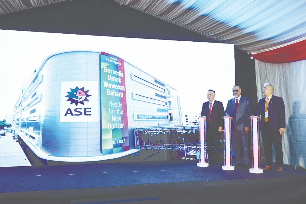 Jagdeep (second, right)), ASE Southeast Asia president Lee Kwai Mun (right) and Tien at the launch of the new manufacturing facility in Bayan Lepas, Penang. – Bernamapic