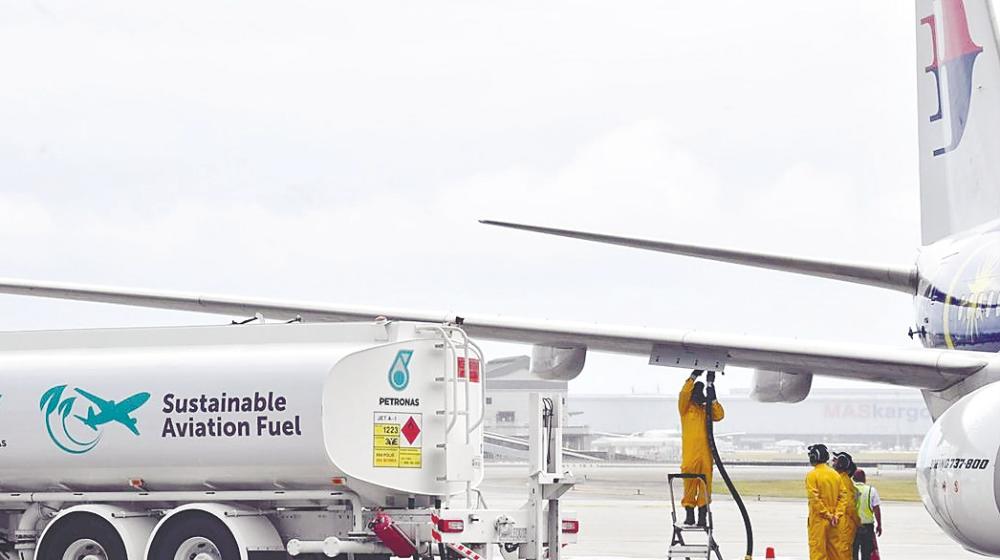 An airplane being filled with sustainable aviation fuel. Malaysia has set an ambitious target to increase the domestic use of sustainable aviation fuel. – Bernama filepic