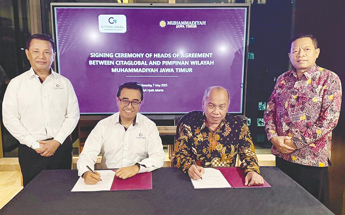 (From left) Mohamad Norza, PT Citaglobal Internasional Capital president commissioner Aimi Aizal Nasharuddin, Sukadiono and Pimpinan Wilayah Muhammadiyah Jawa Timur secretary Prof. Dr Biyanto.