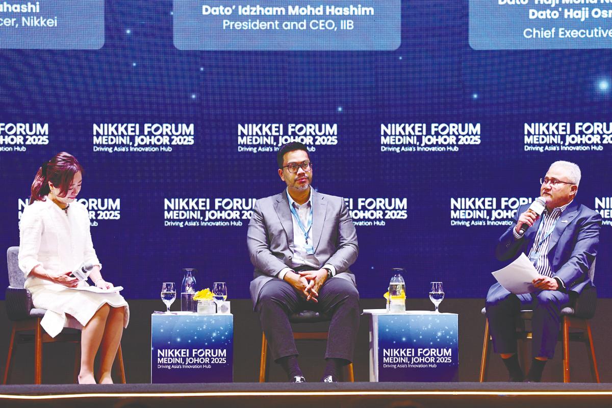 Moderator Koori Takahashi, Idzham and Noorazam at the panel discussion. – BERNAMAPIC