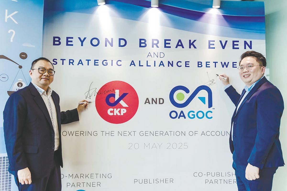 Chia (left) and Chang formalising their collaboration via a memorandum of understanding.