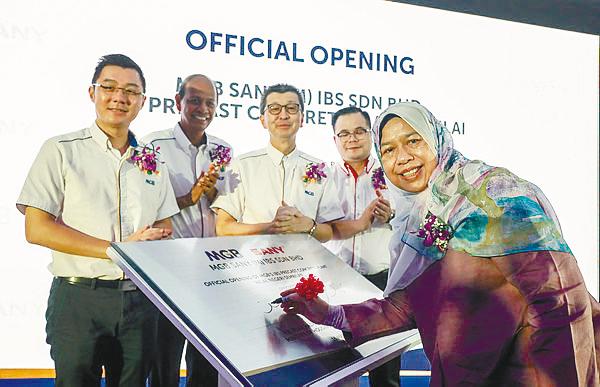 Zuraida (front) officiating the launch of MGB-Sany Group’s new IBS plant in Nilai last Saturday, witnessed by (from left) MGB executive director and CEO Datuk Richard Lim, chairman Datuk Abdul Majit Ahmad Khan, Hock San and Wang. – Ashraf Shamsul/THESUN