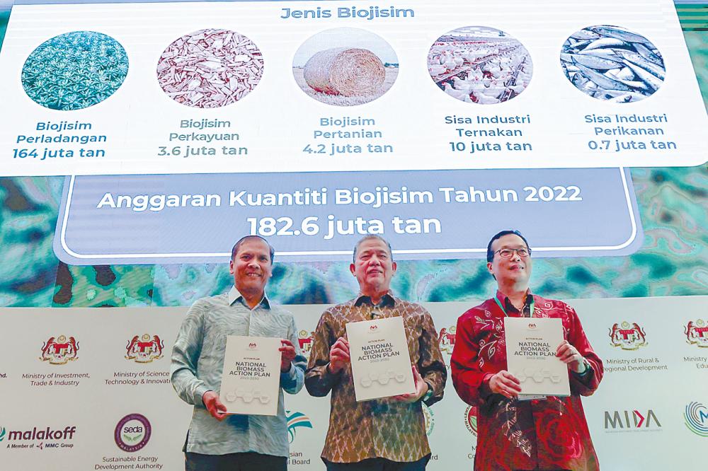 Fadillah (centre) launching the National Biomass Action Plan 2023-2030. Flanking him are Plantation and Commodities Ministry secretary-general Datuk Mad Zaidi Mohd Karli (left) and Malaysian Biomass Industries Confederation president Datuk Leong Kin Mun. – Bernamapic