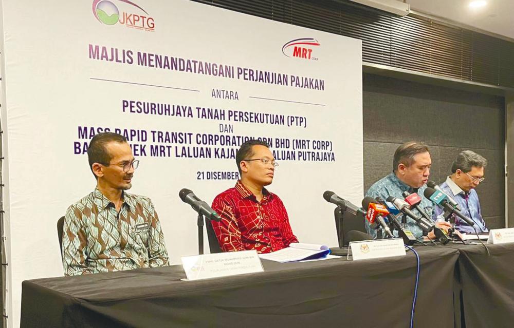 Natural Resources and Environmental Sustainability Minister Nik Nazmi Nik Ahmad (second from left) and Loke (second from right) at the agreement signing ceremony.