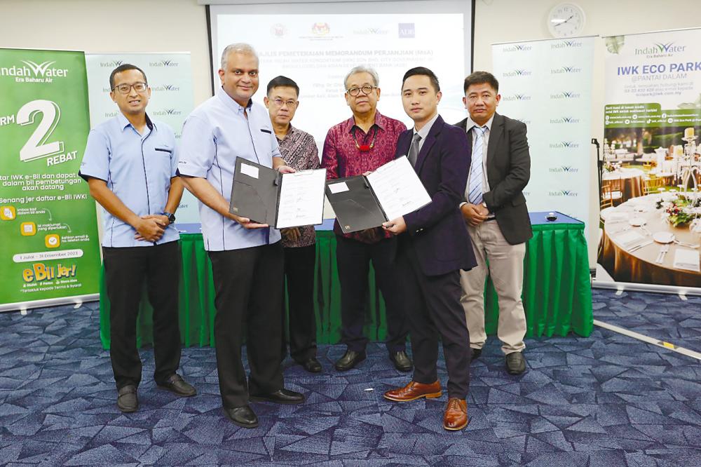 From left: IWK chief corporate planning officer Azuan Ahmad Zahdi, Narendran, Ching, IWK chairman Johnie Ahmad Zawawi, City Environment and Parks Management Office Department head Rhenan G. Diwas and City Environment and Parks Management Office engineer IV Wilbur S. Suanding at the signing ceremony.