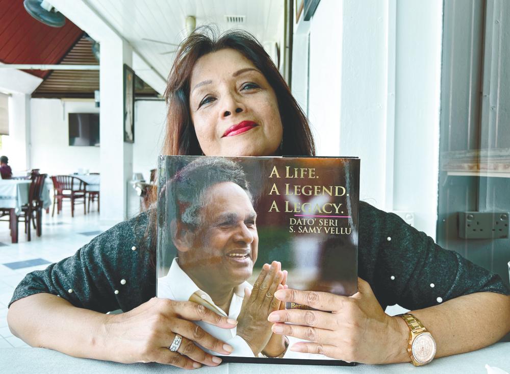 Bernice with a copy of Samy Vellu’s biography. – SUNPIX