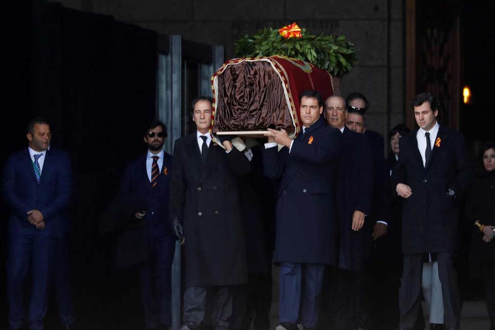 Family members carry the coffin of Spanish dictator Francisco Franco out of the Valley of the Fallen mausoleum. – AFPPIX