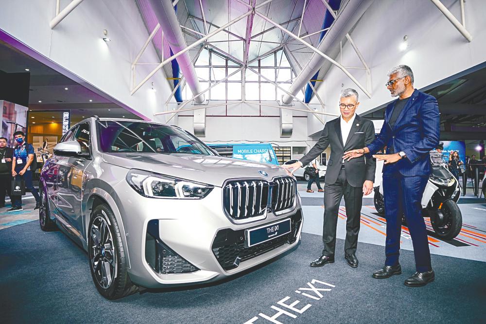 Sashi briefing Investment, Trade and Industry Minister Tengku Datuk Seri Zafrul Tengku Abdul Aziz at the autoshow.