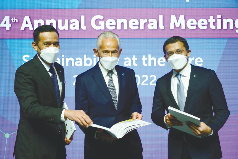 From left: Yusri, Petronas Chemicals chairman Datuk Abdul Rahim Hashim and CFO Mohd Azli Ishak at the AGM.