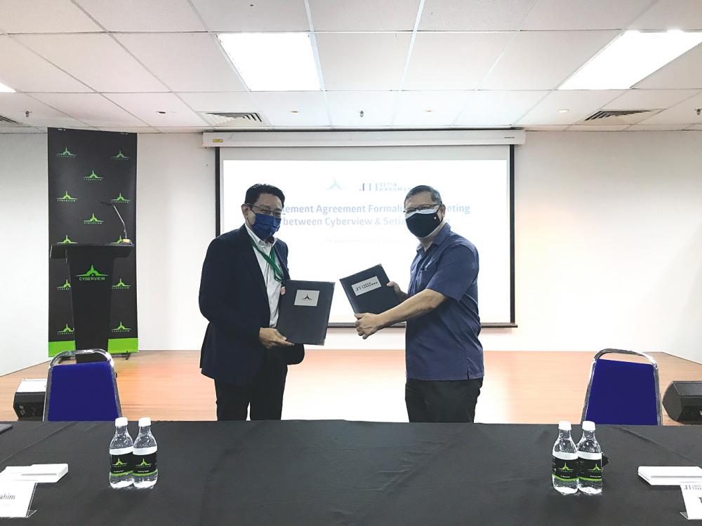 Najib (left) and Setia Haruman director Peter Teng Heng Poh after the handover ceremony.