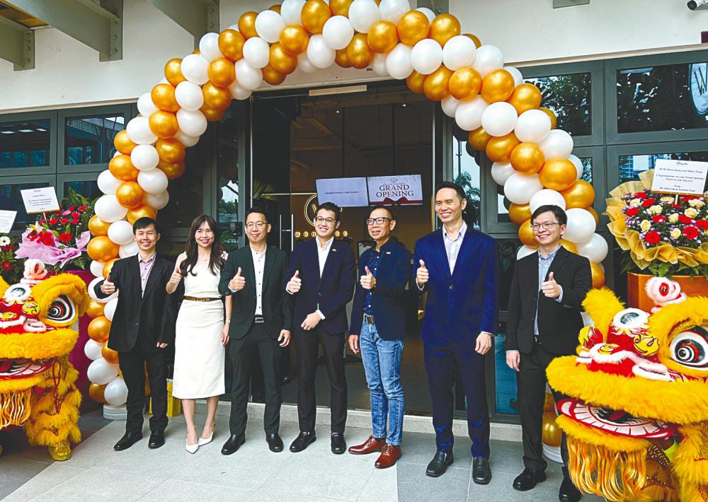 Third, fourth and fifth from left, respectively, are Ooi, GD Express Bhd chief investment officer Jerry Lee Kah Hin and Phua at the launch.