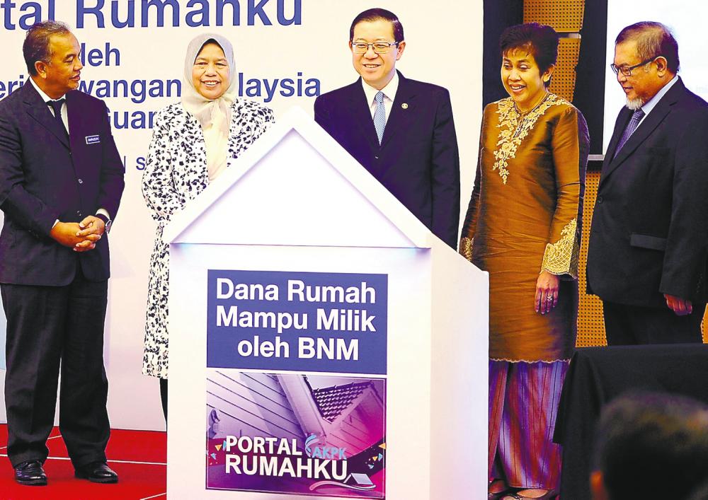 Zuraida (second from left), Lim (centre) and Bank Negara Malaysia governor Datuk Nor Shamsiah Mohd Yunus (second from right) at the launch of the Bank Negara Malaysia Fund for Affordable Homes and the Rumahku Portal. Flanking them are Deputy Finance Minister Amiruddin Hamzah (left) and AKPK chairman Anuar Mohd Hassan. - Zulkifli Ersal/thesun