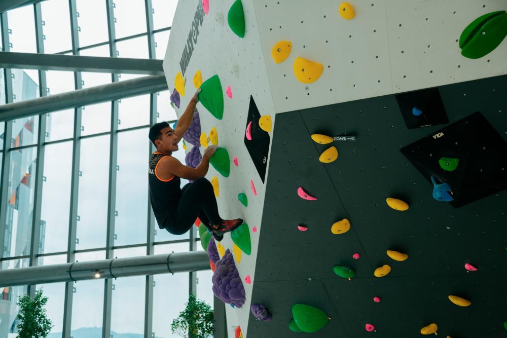 Mohd Redha shows off his daring wall climbing skills. $!Mohd Redha shows off his daring wall climbing skills.