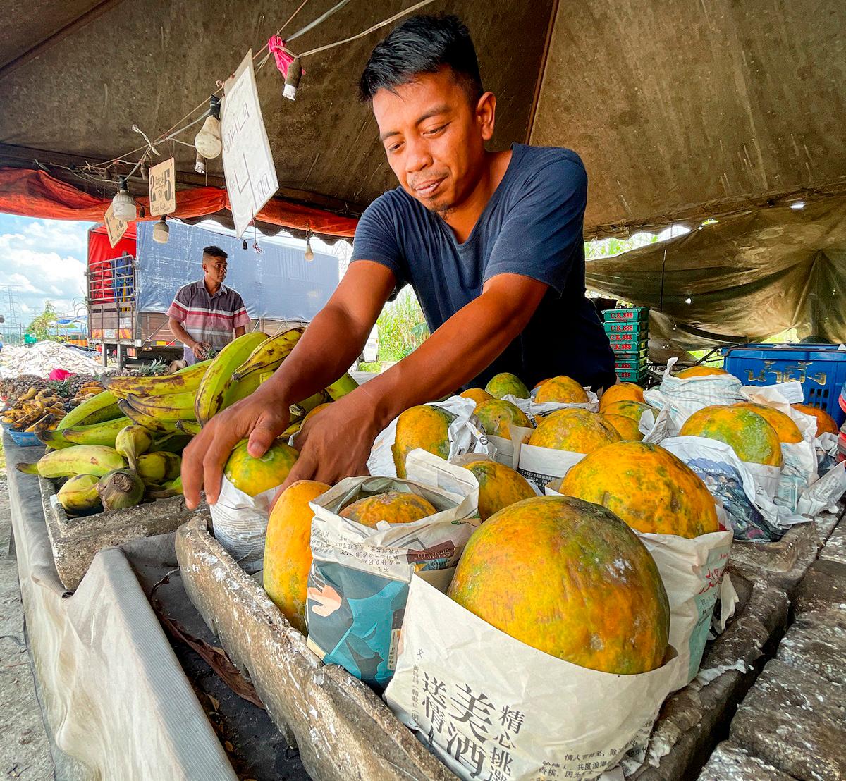 The risk to consumers is heightened by the fact that the general public is unable to tell the difference between naturally ripened fruits and those exposed to carbide gas. – ADIB RAWI YAHYA/THESUN
