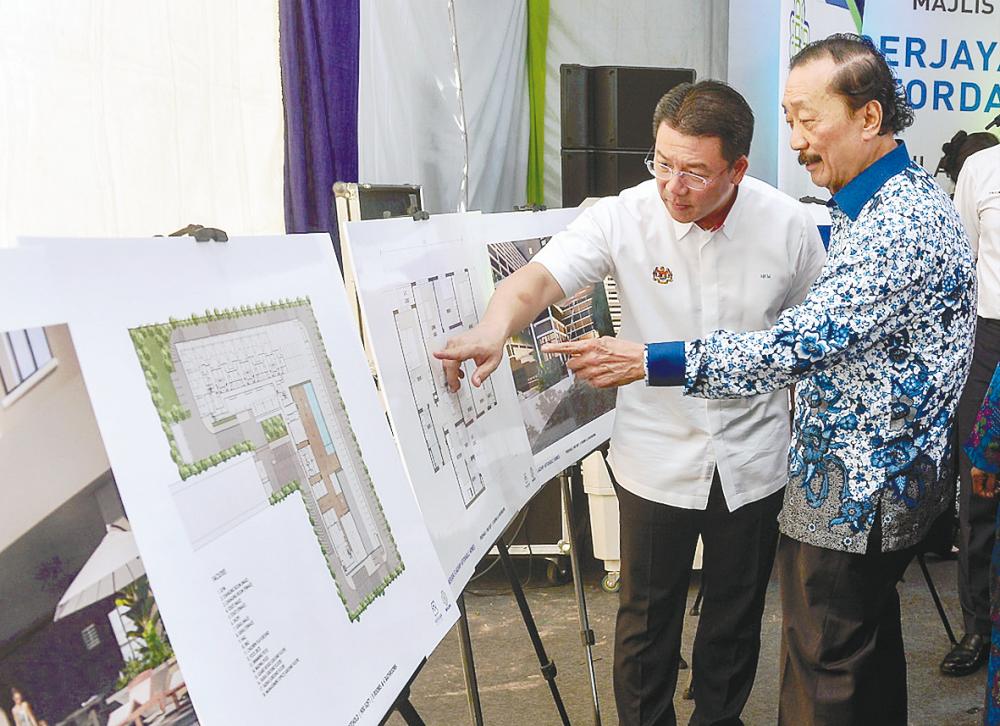 Tan (right) briefing Nga on the BHAF project during the groundbreaking ceremony at the Subang Hi-Tech Industrial Park in Subang Jaya. – ADIB RAWI YAHYA/THESUN