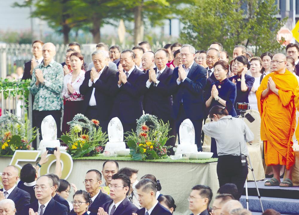 Berjaya Group founder and adviser Tan Sri Vincent Tan (fourth from left on upper tier) with dignitaries and volunteers at the Tzu Chi Foundation Malaysia three-in-one celebration yesterday. – Amirul Syafiq/theSun