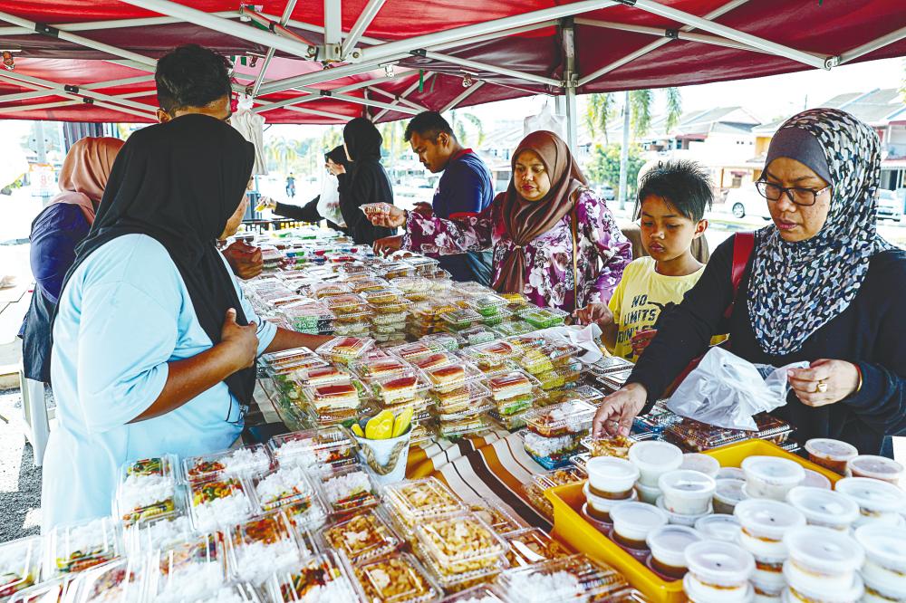 Most small business operators have been using conventional disposable plastic bags and containers for years. – BERNAMAPIC