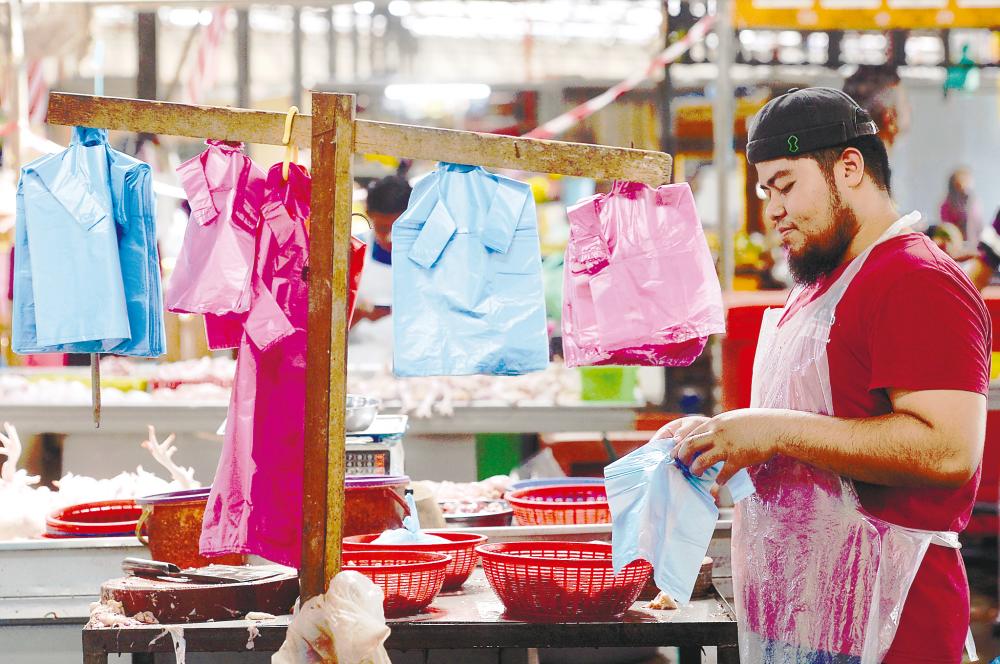 Consumers here use some nine billion plastic bags annually, according to a report by the Malaysian Plastics Manufacturers Association. – MASRY CHE ANI/THESUN