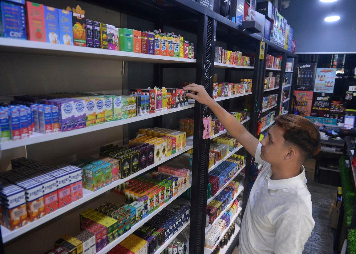 Although Malaysia is said to be moving towards a total ban on vape sales and use, no timeline or details have been provided yet. – MASRY CHE ANI/THESUN