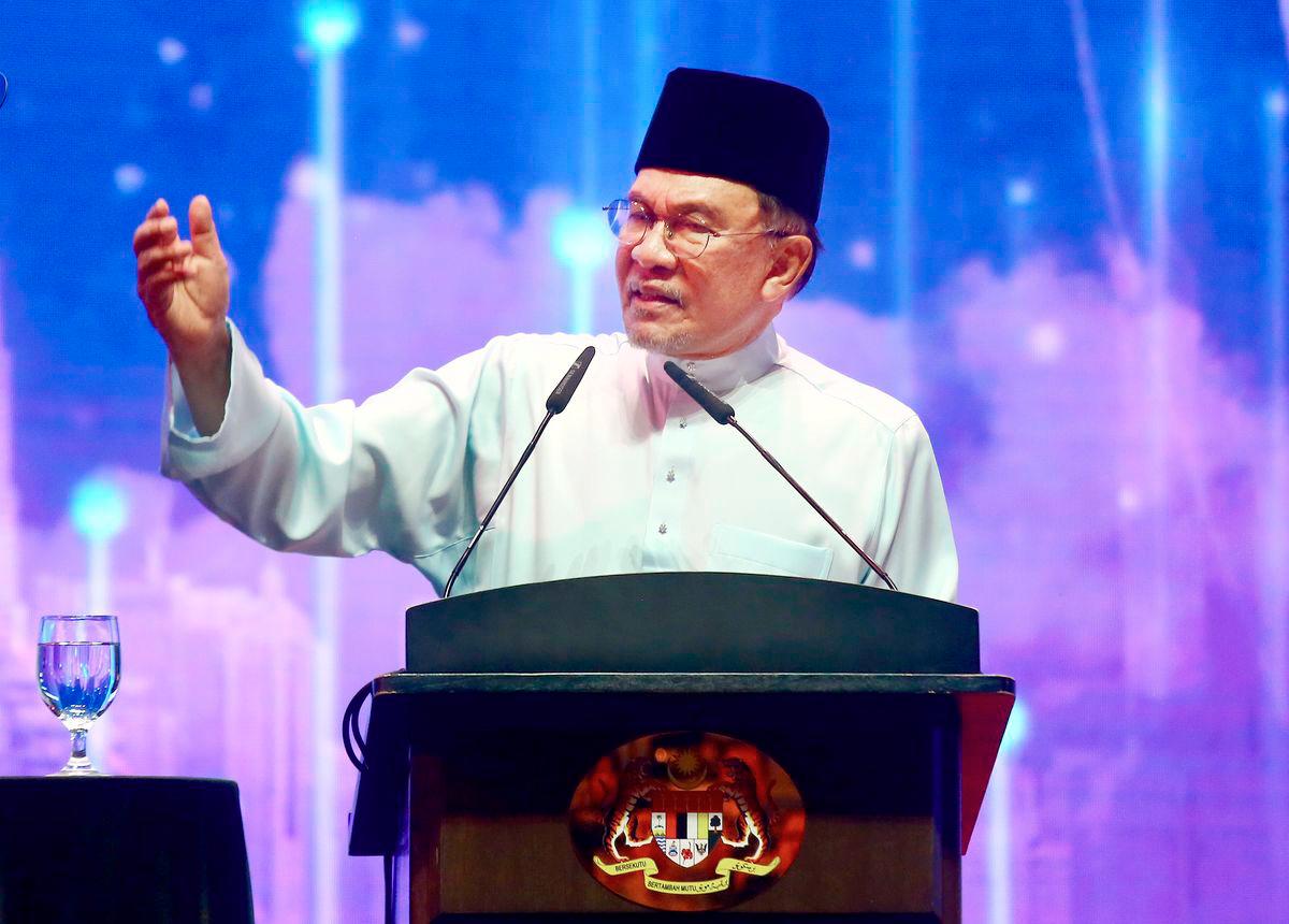 Anwar speaking at the 20th Premier Civil Service Address in Putrajaya yesterday. – theSunpix