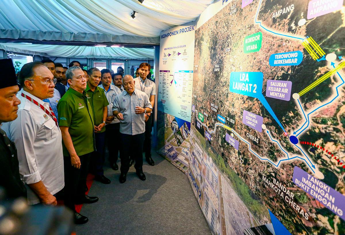 Anwar, accompanied by Fadillah, at the opening of the Langat 2 Water Treatment Plant in Hulu Langat yesterday. – ADAM AMIR HAMZAH/THESUN