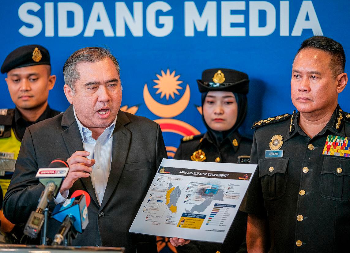 Loke speaking at a press conference after the RTD assembly and anti-corruption pledge ceremony at the Transport Ministry yesterday. – ADAM AMIR HAMZAH/THESUN