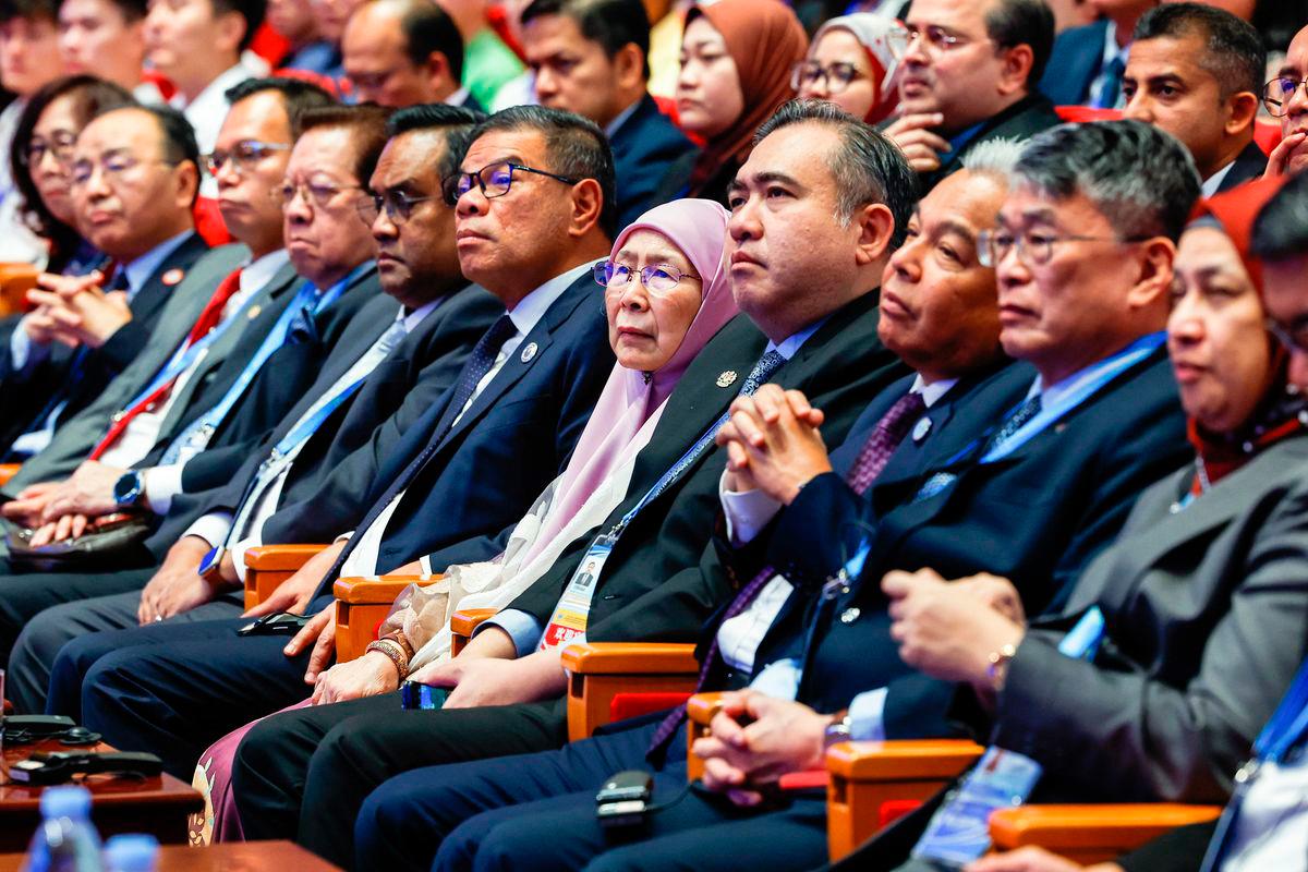 The prime minister’s wife Datuk Seri Dr Wan Azizah Wan Ismail, Transport Minister Anthony Loke, Home Minister Datuk Seri Saifuddin Nasution Ismail and Malaysian delegates listening to Anwar’s lecture at the university yesterday. – BERNAMAPIC