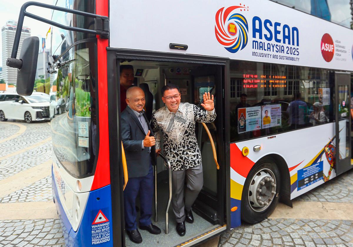 Nga launching the Asean logo on a Prasarana Rapid Bus during the pre-launch of the Asean urban forums in Kuala Lumpur yesterday. Also present was the ministry’s secretary-general, Datuk M. Noor Azman Taib. – ADAM AMIR HAMZAH/THESUN