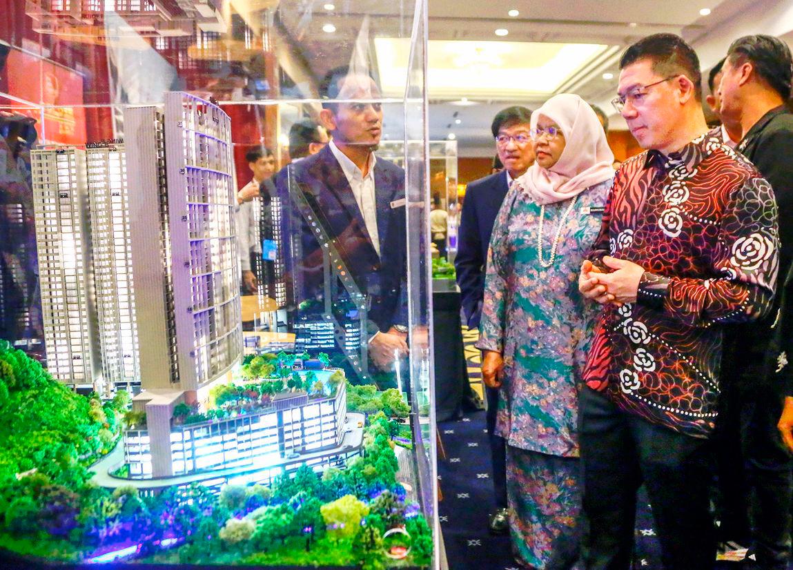 Nga views a scale model of an urban development project during the WCSC 2025 in Kuala Lumpur yesterday. Also present was KL Mayor Datuk Seri Maimunah Mohd Sharif. – ADAM AMIR HAMZAH/THESUN